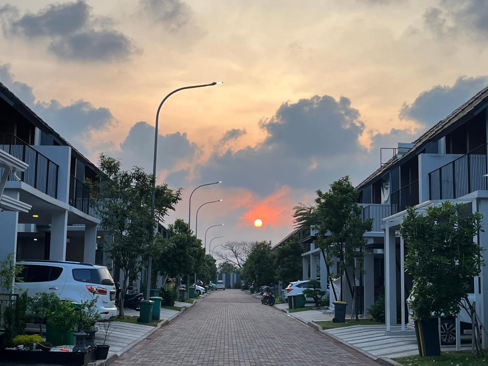 2 Floor Cozy House In Wisteria Jakarta Garden City Экстерьер фото